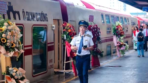 On August 19, the Viet Nam Railway Corporation (VNR) launched the tourism train “Ha Noi – Five City Gates”. (Photo: Tuan Luong)