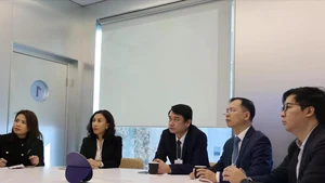 Deputy Minister of Foreign Affairs Le Anh Tuan (middle) and the Vietnamese delegation attend an event at the WEF Davos 2026. (Photo: VNA)