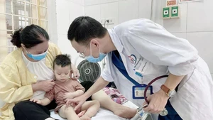Parents and teachers must proactively prevent hand, foot and mouth disease in children (Photo provided by a doctor at Dong Da Hospital).