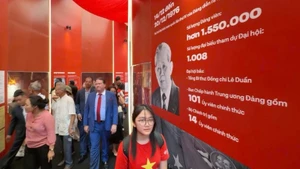 The US ambassador visits the “95 Years of the Party Flag Lighting the Way” exhibition.
