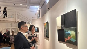 Ambassador of Viet Nam to France Trinh Duc Hai and French-Vietnamese painter Lien Pham at the exhibition. (Photo: VNA)