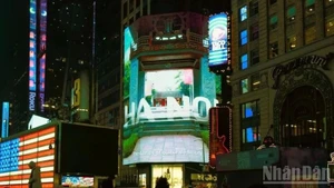 Images of the country of Viet Nam once again appear on the Thomson Reuters screen at Times Square, New York (United States).