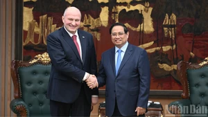 Prime Minister Pham Minh Chinh (right) and Russian Minister of Civil Defence, Emergencies and Disaster Relief Aleksandr Kurenkov at their meeting on March 5. (Photo: Nhan Dan)
