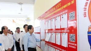 National Assembly Chairman Tran Thanh Man conducts an on-site inspection at constituency No. 4, polling station No. 17 in Tan Trieu ward, Dong Nai province. (Photo: sggp.org.vn)