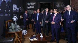 PM Pham Minh Chinh tours the display of Russia’s nuclear energy achievements. (Photo: VNA)