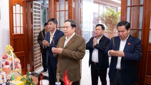 National Assembly Chairman Tran Thanh Man and his entourage offer incense in tribute to late Party General Secretary Nguyen Phu Trong, who was Chairman of the National Assembly in 11th and 12th tenures. (Photo: plo.vn)