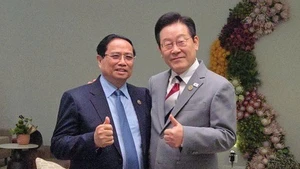 Prime Minister Pham Minh Chinh (left ) and President of the Republic of Korea (RoK) Lee Jae Myung. (Photo: VNA)