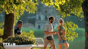 Foreign tourists in Hanoi. Illustrative image (Photo: VNA)