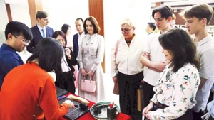 Foreign visitors enjoy the experience of printing woodblocks.