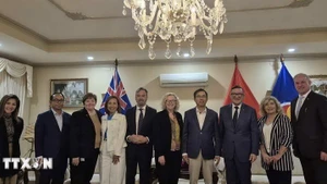 Vietnamese Ambassador to Australia Pham Hung Tam (fourth from right) and Sharon Claydon, Deputy Speaker of the Australian House of Representatives (fifth from right), together with the core members of the Australia-Viet Nam Friendship Parliamentarians’ Group. (Photo: VNA).