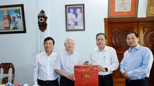 From right: National Assembly Chairman Tran Thanh Man (2nd) visits and extends New Year greetings to former State President Nguyen Minh Triet (3rd) on February 12. (Photo: NDO)