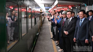 The “Happiness Train” officially departed from Ha Noi Railway Station on the morning of February 2, 2026. (Photo: Thanh Dat)