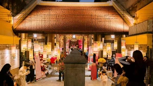 The “Colours of Tradition” art exhibition space attracts the participation of many professional painters and children.