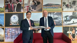 Vietnamese Ambassador to France Trinh Duc Hai (L) meets with Diego Diaz, President of SNCF International under the French National Railway Company (Photo: VNA)