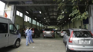 Vehicles undergoing inspection at a vehicle inspection center in Ha Hoi. Photo: vnexpress.net
