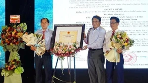 Associate Professor Dr Dang Van Bai, Vice Chairman of the National Council for Cultural Heritage, as authorised by the Ministry of Culture, Sports and Tourism, presented the certificate recognising the Folk Knowledge of Ngoc Linh Ginseng in Nam Tra My District, Quang Nam Province.