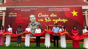 The organising committee cut the ribbon to open the exhibition “General Vo Nguyen Giap – Life and Career”.