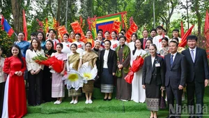 Ngo Phuong Ly and Naly Sisoulith, together with delegates, with students from the two countries Viet Nam–Lao at the Princess Nhoi Hoa Temple.