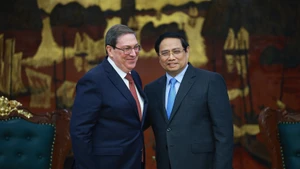 Prime Minister Pham Minh Chinh (R) welcomes Bruno Rodríguez Parrilla, Politburo member and Minister of Foreign Affairs of Cuba, who is visiting Viet Nam as special envoy of the Communist Party and State of Cuba (Photo: VNA)