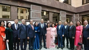 Members of the Vietnamese Embassy in Russia and Russian Foreign Minister Sergey Lavrov in a group photo (Photo: VNA)
