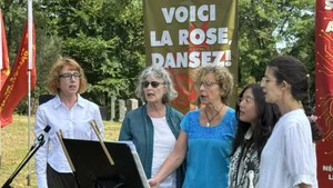 Members of the Communist Party of Canada (Marxist–Leninist) (CPC ML) sing the Internationale at the ceremony. (Photo: VNA)