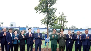 Party General Secretary To Lam (sixth from left) and officials at the launch of the tree planting festival in Hanoi on February 22 (Photo: VNA)