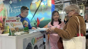 French visitors learn about Viet Nam tourism products at the Global Tourism Fair 2026 held in Paris. (Photo: VNA)