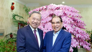Party General Secretary To Lam (L) and former Party General Secretary Nong Duc Manh in Hanoi on February 2 (Photo: VNA)