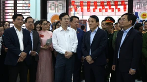 General Luong Tam Quang (second from right) inspects election preparations at Thuan Hoa ward, Hue city. (Photo: VNA)