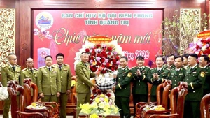 Officers of the public security forces of Salavan, Khammuon and Savannakhet provinces extend New Year greetings to officers and soldiers of the Quang Tri provincial Border Guard Command (Photo: VNA)