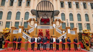 Party General Secretary To Lam, State President Luong Cuong and other officials cut the ribbon to officially inaugurate the renovated, upgraded and newly built headquarters of the Presidential Office at No. 2 Le Thach Street in Ha Noi on February 2. (Photo: VNA)