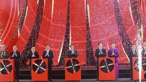 PM Pham Minh Chinh and delegates kick off the first Glorious Spring Fair 2026 (Photo: VNA)