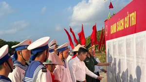 Voters on Truong Sa are following information regarding the election of deputies to the 16th National Assembly and People's Councils at all levels for the 2026-2031 term (Photo: VNA)