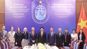 Vietnamese President Luong Cuong (centre), Australian Assistant Minister Matt Thistlethwaite (fifth from left) and officials at the reception in Ha Noi on October 25 (Photo: VNA)