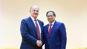 Prime Minister Pham Minh Chinh (right) and Gennady Zyuganov, Chairman of the Central Committee of the Communist Party of the Russian Federation (Photo: VNA)