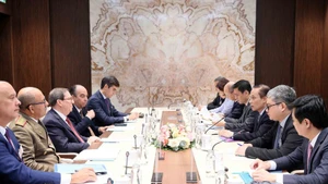 At the meeting between Politburo member and Minister of Foreign Affairs Le Hoai Trung and his Cuban counterpart Bruno Rodríguez Parrilla (Photo: VNA)