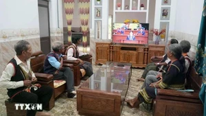 Village elders, respected figures, and villagers of Plei Jo Drop hamlet, Ia Chim commune, Quang Ngai province, watch the opening session of the 14th National Party Congress. (Photo: VNA)