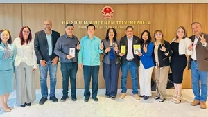 Ambassador Vu Trung My receives the delegation of the Homeland for All Party (PPT). (Photo provided by the Embassy of Viet Nam in Venezuela)