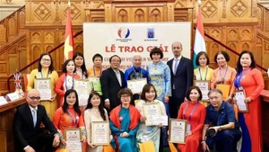 Vietnamese Ambassador to Hungary Bui Le Thai poses for a photo with delegates at the contest award ceremony. (Photo: VNA)
