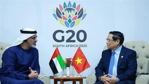 Prime Minister Pham Minh Chinh (right) meets with Abu Dhabi’s Crown Prince Khaled bin Mohamed Al Nahyan on November 22 (Photo; VNA)