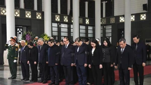 A delegation led by PM Pham Minh Chinh pays respect to former Deputy Chairman of the Council of Ministers Doan Duy Thanh (Photo: tuoitre.vn)