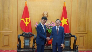 Associate Professor Dr Doan Minh Huan (R), Politburo member and Director of the Ho Chi Minh National Academy of Politics, and Na Ki Hong, General Director of Samsung Viet Nam, at their meeting in Ha Noi on March 4. (Photo: VNA)