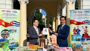 The Vietnamese delegation introduces the work “Letter to America” by President Ho Chi Minh to Cuban friends.