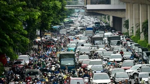 Vehicles crowd the streets of Hanoi during rush hour. (Photo by THE DAI)