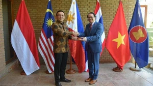 Ambassador Nguyen Viet Cuong hands over the rotating Chairmanship of the ASEAN Committee in Santiago, Chile to the Ambassador of Indonesia. (Photo provided by the Embassy of Viet Nam in Chile)
