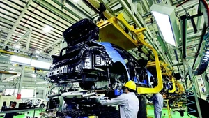 Operating a modern machinery system for producing textile and dyeing products at Ninh Thuan Textile and Dyeing Co., Ltd., Du Long Industrial Park, Thuan Bac Commune, Khanh Hoa Province. (Photo: Nguyen Thanh)