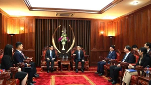 Deputy Prime Minister Ho Duc Phoc receives Heng Swee Keat, former Singaporean Deputy Prime Minister on January 28 in Ho Chi Minh City. (Photo: baochinhphu.vn)
