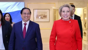 Vietnamese Prime Minister Pham Minh Chinh (L) meets with Chairwoman of the Federation Council of the Russian Federal Assembly Valentina Matviyenko. (Photo: VNA)