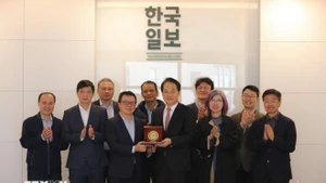 Representatives of the Viet Nam Journalists Association and the RoK's Hankook Ilbo newspaper pose for a group photo. (Photo: VNA)
