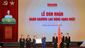 General Secretary To Lam, on behalf of the Party and State leadership, presents the First-Class Labour Order to Nhan Dan Newspaper. (Photo: DANG KHOA)